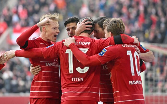 Bejubeln das 1:0: Düsseldorfs Profis um Doppel-Torschütze Itten.