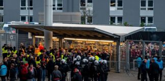 Bus von Köln-Fans beschädigt – Polizist angegriffen Einsatzkräfte kontrollieren Kölner Fans.