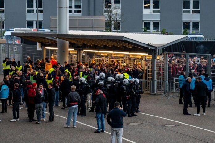 Borussia Mönchengladbach - 1. FC Köln Einsatzkräfte kontrollieren Kölner Fans.