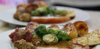 An der VHS wird gemeinsam gekocht. Foto: pixabay