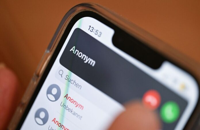 Illustration - Schockanruf Betrüger rufen gezielt ältere Menschen an und gaukeln Notlagen von ihnen nahestehenden Menschen vor, um an ihr Geld zu kommen. (Symbolbild)