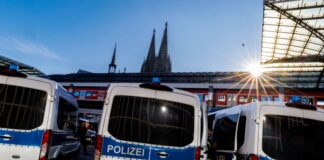 Am Kölner Bahnhof prügelten sich zahlreiche Fans von Schalke und Dortmund. (Archivbild)