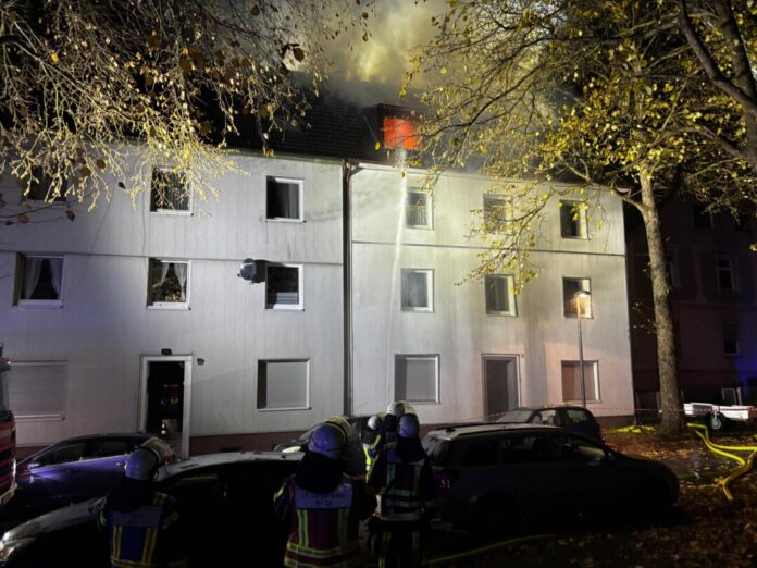 Meterhohe Flammen aus Dachgeschoss Zwei Menschen erlitten bei dem Brand schwere Rauchgasvergiftungen.