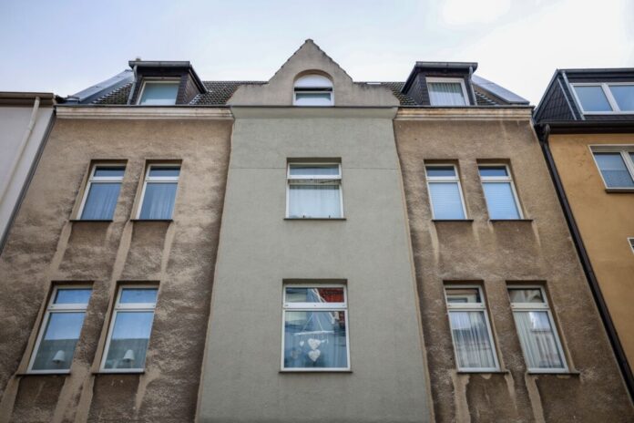 Zwölfjährige bei Polizeieinsatz lebensgefährlich verletzt In diesem Mehrfamilienhaus im Bochumer Stadtteil Hamme ereignete sich der folgenschwere Polizeieinsatz.