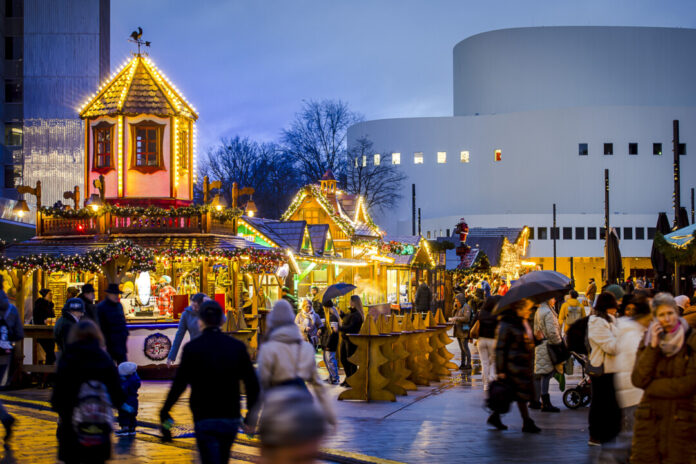 duesseldorfer-weihnachtsmarkt-2023 "Budenzauber" in Düsseldorf: Mit dem Start des Weihnachtsmarktes wird es in der Landeshauptstadt heimelig. Foto: D.LIVE/Anne Orthen