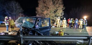 Beifahrer stirbt bei schwerem Autounfall Schwerer Unfall auf der B55 in Oberveischede.