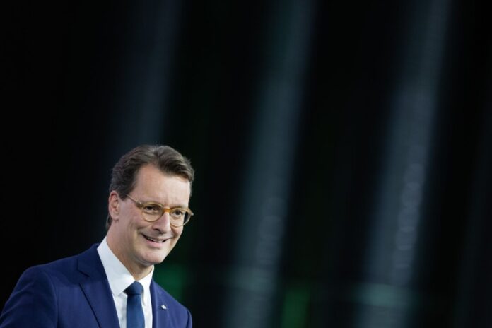 NRW-Ministerpräsident Hendrik Wüst (CDU) Die CDU unter Ministerpräsident Hendrik Wüst (CDU) bleibt in NRW laut einer Umfrage die stärkste Partei. (Archivbild)