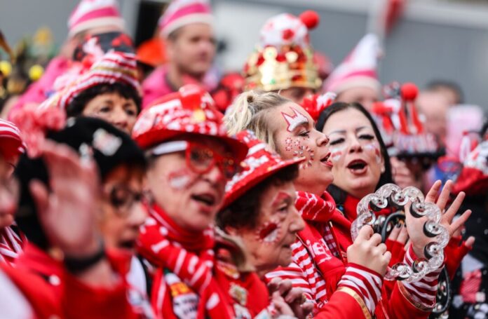 Polizei und Ordnungsamt sind für den jecken Ansturm gerüstet. (Archivbild)