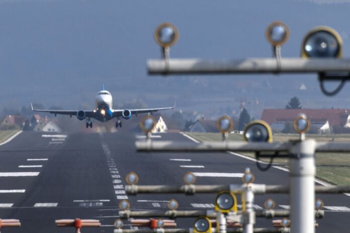 Flughafen Friedrichshafen Im Januar gibt es von Friedrichshafen aus wieder Linienflüge in drei große Städte. (Symbolfoto)