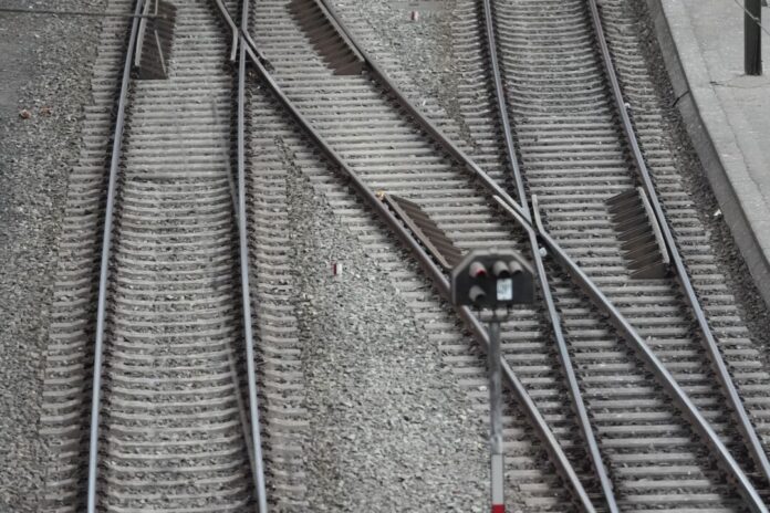 Gleise und Weichen sind an einem Bahnhof zu sehen. Weichenstellung in den Gremien des Verkehrsverbundes AVV. Wie stark werden die Preise zum Jahreswechsel angehoben?