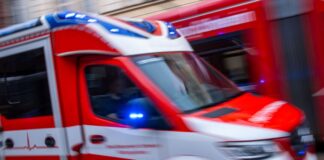 Rettungskräfte brachten den Verletzten ins Krankenhaus. (Symbolbild)