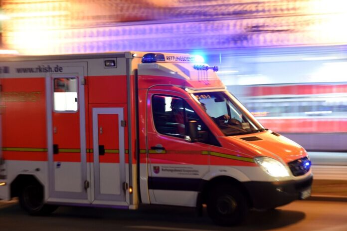 Rettungswagen Bei einem tödlichen Arbeitsunfall ist in Bad Salzuflen ein Mitarbeiter ums Leben gekommen. (Symbolbild)