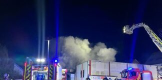 Wegen der Rauchentwicklung wurde eine Warnung herausgegeben, da gesundheitliche Beeinträchtigungen nicht auszuschließen seien.