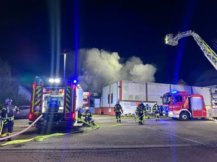 Wegen der Rauchentwicklung wurde eine Warnung herausgegeben, da gesundheitliche Beeinträchtigungen nicht auszuschließen seien.