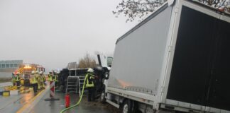 Schwerer Unfall – A2 Richtung Hannover stundenlang gesperrt Einer der Transporter kippte auf die Seite und blieb in der Position liegen.