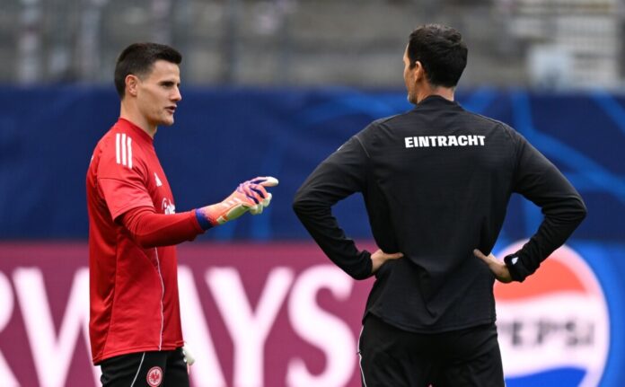 Michael Zetterer und Dino Toppmöller Aus Sicht von Eintracht Frankfurts Trainer Dino Toppmöller (r) ist Michael Zetterer (l) ein Kandidat für die deutsche Fußball-Nationalmannschaft. (Archivbild)