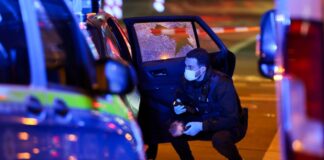 Zwölf Jahre Haft für tödliche Schüsse auf Uber-Fahrgast Viermal schoss der Täter durch die Seitenscheibe des Autos. (Archivbild)