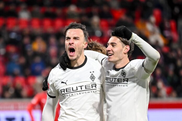 Für Gladbachs Stürmer Haris Tabakovic (l) lief es zuletzt prächtig. 