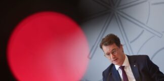 NRW-Ministerpräsident Hendrik Wüst stärkt Kanzler Friedrich Merz den Rücken.