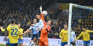 2:0 in Braunschweig: Bochumer Aufschwung hält an Das Tor zum 0:1: Bochums Cajetan Lenz ist eher am Ball als Braunschweigs Torwart Ron-Thorben Hoffmann.