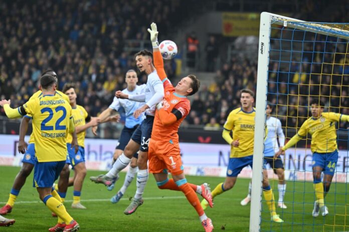 Eintracht Braunschweig - VfL Bochum Das Tor zum 0:1: Bochums Cajetan Lenz ist eher am Ball als Braunschweigs Torwart Ron-Thorben Hoffmann.
