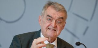 Reul lässt sich nicht in die Karten gucken. (Archivbild)