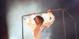 Michael Jackson am Geländer der Hebebühne in der Duisburger Rhein-Ruhr-Halle am Abend des 4. November 1995. (Archivbild)