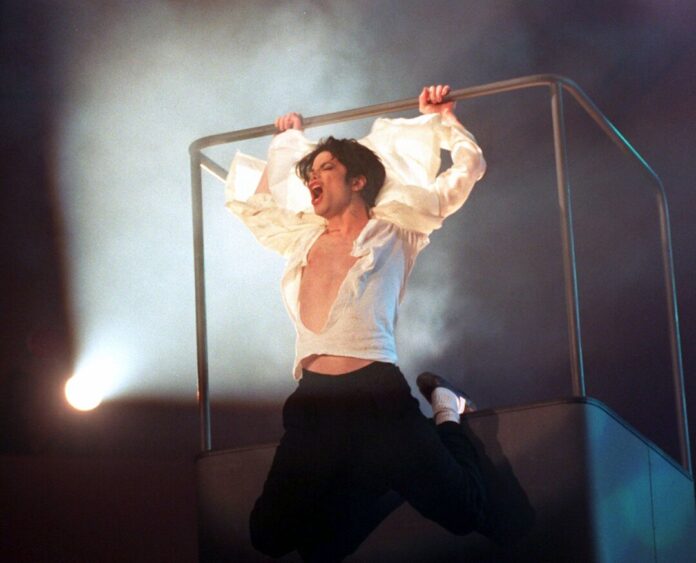 Michael Jackson bei «Wetten, dass..?» 1995 Michael Jackson am Geländer der Hebebühne in der Duisburger Rhein-Ruhr-Halle am Abend des 4. November 1995. (Archivbild)