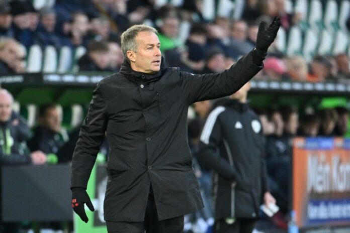 VfL Wolfsburg - Bayer Leverkusen Trainer Kasper Hjulmand und seine Mannschaft reisten mit Verspätung nach Manchester.