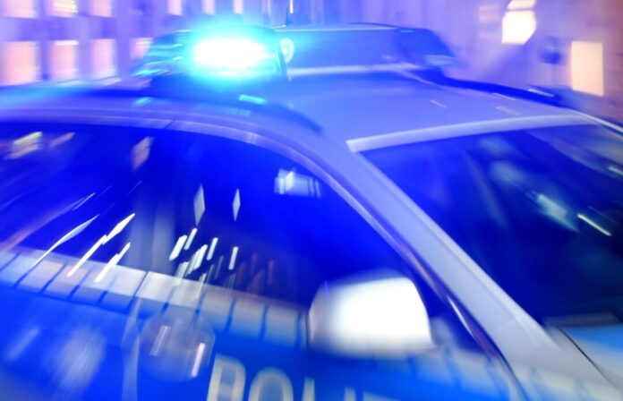 Blaulicht auf einem Polizeiauto An einer Kneipe in der Düsseldorfer Altstadt hielt der Mann schließlich an. (Symbolbild)