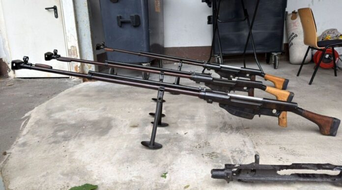 Ermittler entdecken in dem riesigen Waffenarsenal in Remscheid immer neue Verstecke. (Archivbild)