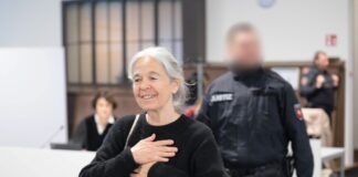 Geburtstag im Gericht – Lied für Ex-RAF-Terroristin Klette Die Angeklagte Daniela Klette reagiert zu Beginn des Verhandlungstages auf Unterstützer im Zuschauerbereich und Geburtstagslied.