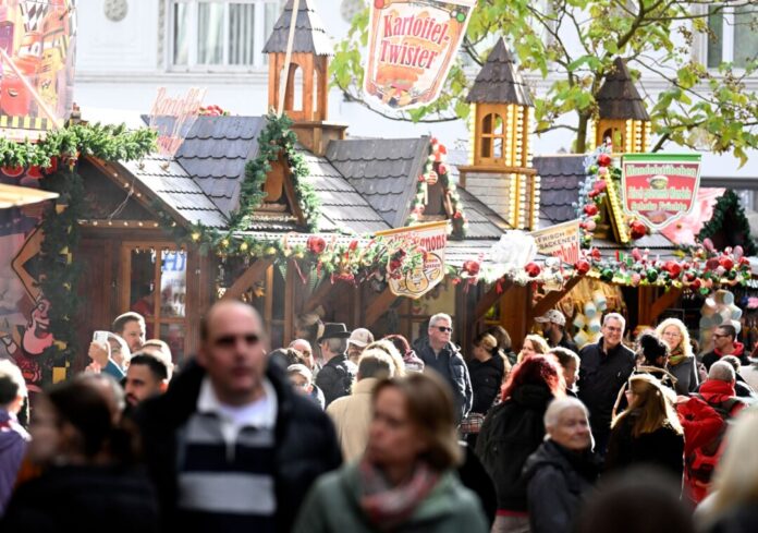 Am Wetter sollte der Weihnachtsmarkt-Bummel am Wochenende in Nordrhein-Westfalen nicht scheitern. (Archivbild)