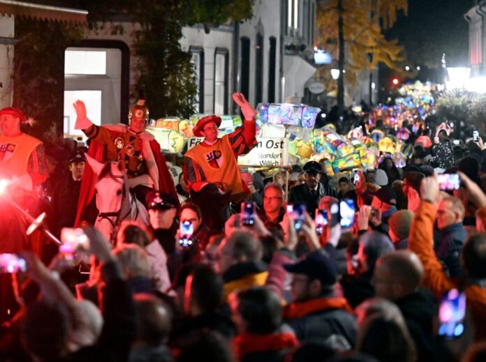 Großer Martinszug mit Feuerwerk St. Martin hoch zu Ross beim Martinsumzug in Kempen.