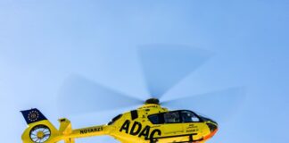 Zusammenprall mit Fußgänger – Radfahrerin in Lebensgefahr Die Radfahrerin wurde in eine Klinik geflogen. (Symbolbild)