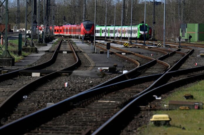 Die Bahn repariert die Strecke zwischen Wuppertal und Hagen. Das hat Auswirkungen für die Reisenden. (Symbolbild)