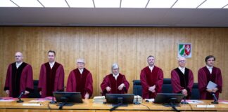 Der Verfassungsgerichtshof des Landes Nordrhein-Westfalen mit Präsidentin Barbara Dauner-Lieb (Mitte) hat ein Urteil im Streit um die Gemeindefinanzierung verkündet. (Archivbild)