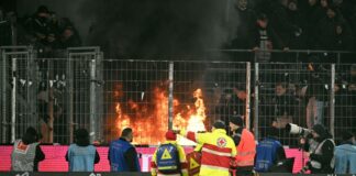 Im Frankfurter Fanblock brennt ein Feuer.