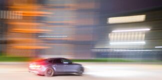 Etliche Teilnehmer des Tuning-Treffens sollen die eintreffende Polizei angegriffen haben. (Symbolbild)