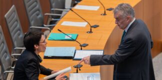 Asylrecht: Land entlastet Kommunen bei der Unterbringung Ein neues Gesetz setzt klare Standards, welche Flüchtlinge in welchem Zeitraum an die Kommunen überstellt werden und welche nicht.