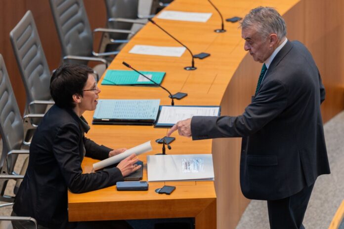 Plenarsitzung des Landtags Nordrhein-Westfalen Ein neues Gesetz setzt klare Standards, welche Flüchtlinge in welchem Zeitraum an die Kommunen überstellt werden und welche nicht.