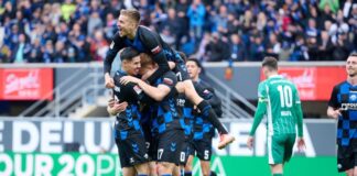 Paderborn jubelt über das Tor zum 1:0. 