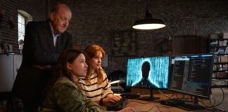 Wilsberg ermittelt analog in der digitalen Welt Wilsberg ermittelt in der neuen ZDF-Folge rund um Künstliche Intelligenz und Sprachassistenzen und um einen Mord.