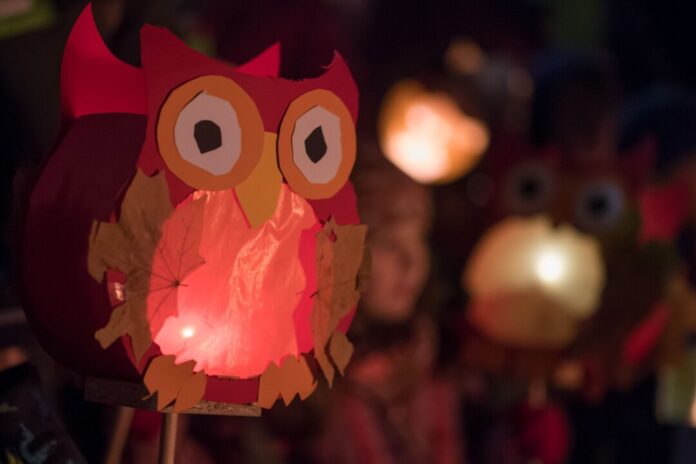 St.-Martins-Zug in Kempen Selbstgebastelte Laterne beim St.-Martins-Zug in Kempen. (Archivbild)
