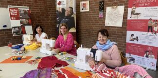 Geflüchtete Ukrainerinnen engagieren sich in Ratingen mit Nähprojekt Bei der Caritas-Flüchtlingshilfe engagieren die Frauen aus der Ukraine sich für den guten Zweck. Foto: Caritas