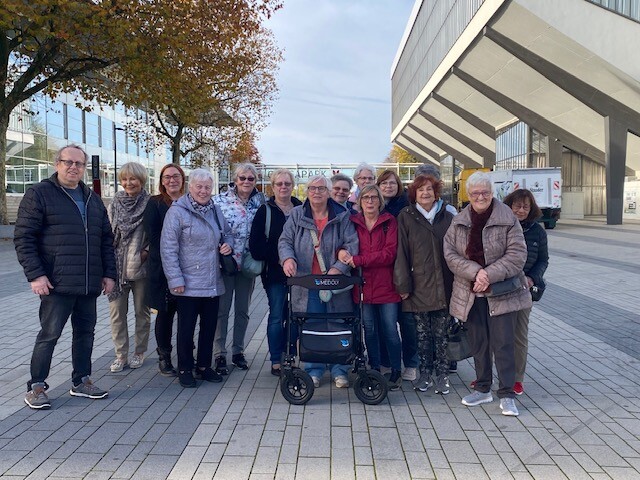 Die Velberterinnen und Velberter an den Essener Messehallen. Foto: privat Die Velberterinnen und Velberter an den Essener Messehallen. Foto: privat