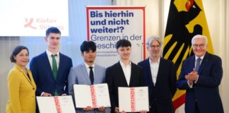 Frank-Walter Steinmeier ehrt die diesjährigen Preisträger des Geschichtswettbewerbs des Bundespräsidenten.  