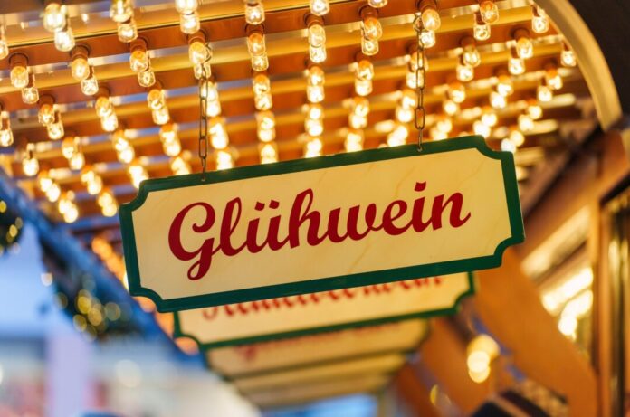 Auch am Glühwein gehen Preissteigerungen nicht vorbei: Teils zahlt man schon 5 Euro pro Tasse.