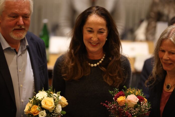 Nach Messerangriff: Bürgermeisterin von Herdecke startet Die neue Rathauschefin von Herdecke ist in ihr Amt eingeführt