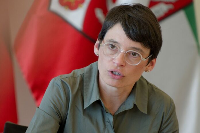 Land hält an zweitem Abschiebegefängnis fest Flüchtlingsministerin Josefine Paul (Grüne) plant ein zweites Abschiebegefängnis. (Archivbild)